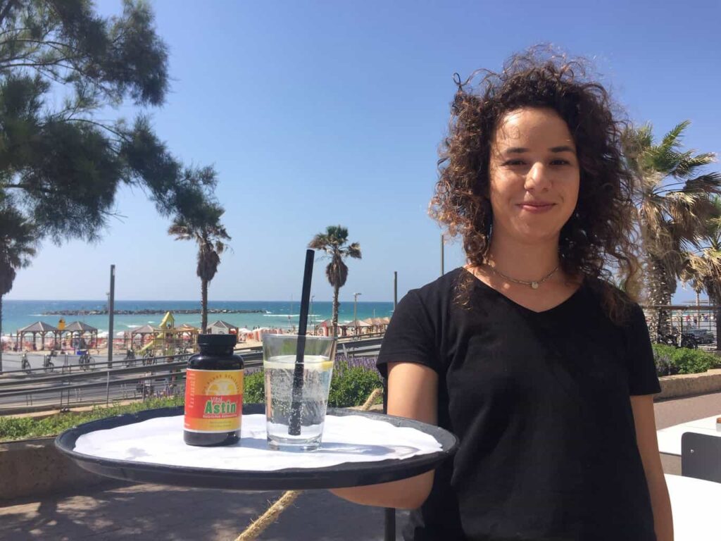Selbst in Israel ist Astaxantin ein Begriff - gerne mit einem Glas Wasser!